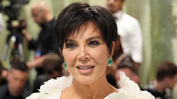 Kardashian ve Jenner ailesini birbirine bağlayan güç, bir nevi kraliçe arı olan Kris Jenner'n ismini mutlaka duymuşsunuzdur. Görseli