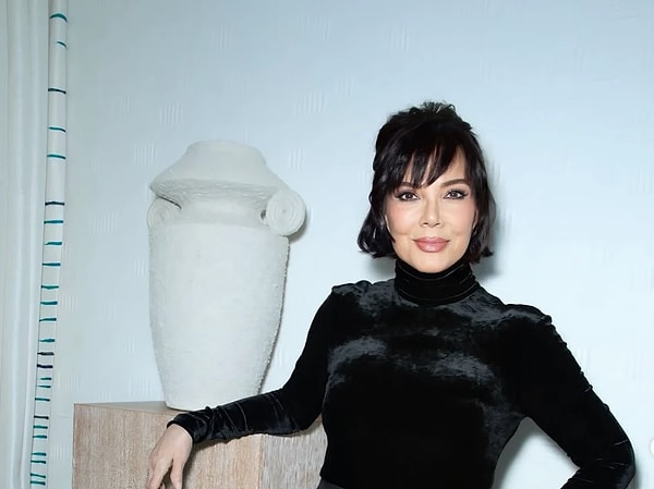 Ailesinin medya imparatorluğunun ardındaki asıl güç olan Kris Jenner, bu sefer kameraların önüne geçerek asıl odak oldu ve yaptırdığı estetikle dikkat çekti. Görseli