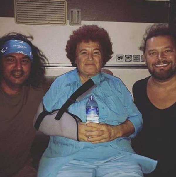 2000 yılında Antakya konserine giderken trafik kazası geçirdi.