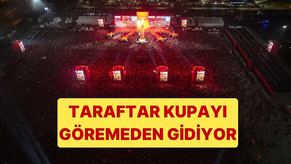 Galatasaray Taraftarı Kupayı Göremedi, Yağmurla Birlikte Alanı Terk Ediyor