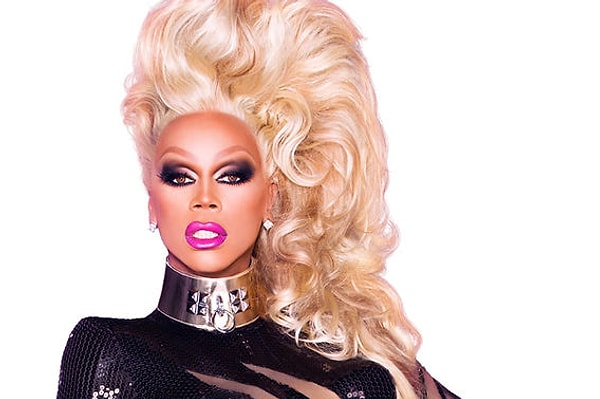 Bir şarkısının klibinde Drag Queen kılığına girdiğini gördük. Gayet ikonik bir hareket!
