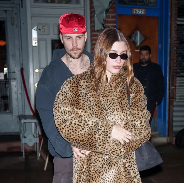 Basına verdikleri pozda el ele, diz dize mutlu gözükseler de Hailey ve Justin Bieber'ın aşkında çatışmalar olduğunu hepimiz biliyoruz. Görseli