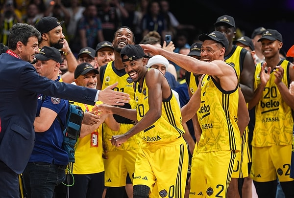 Şampiyon Fenerbahçe zaferini kutluyor. Görseli