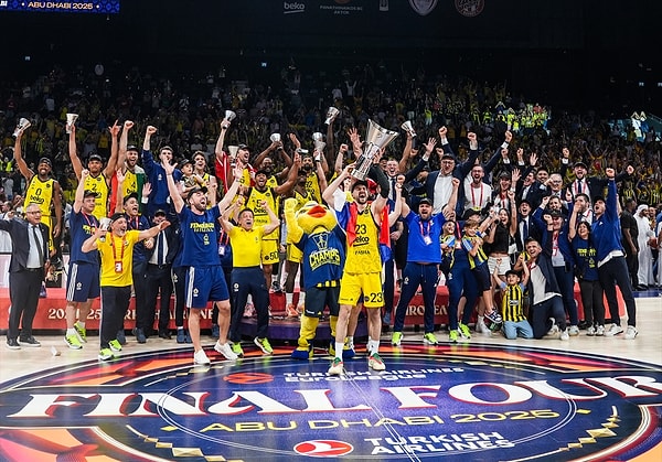 Fenerbahçe'de şampiyonluğun sevinci yaşanıyor. Görseli