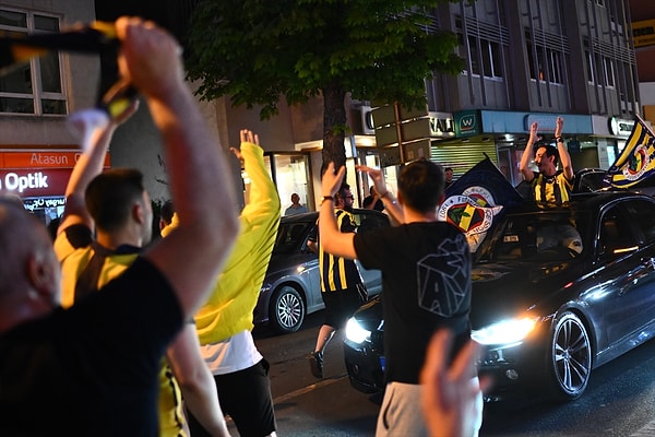 Fenerbahçe, EuroLeague'i kazanarak taraftarını sevince boğdu. Görseli