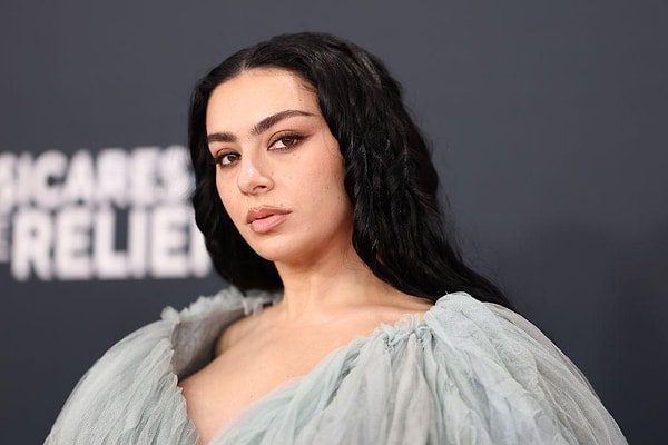 Basit bir soru ile başlayalım: Charli xcx'in tam adı bunlardan hangisi?