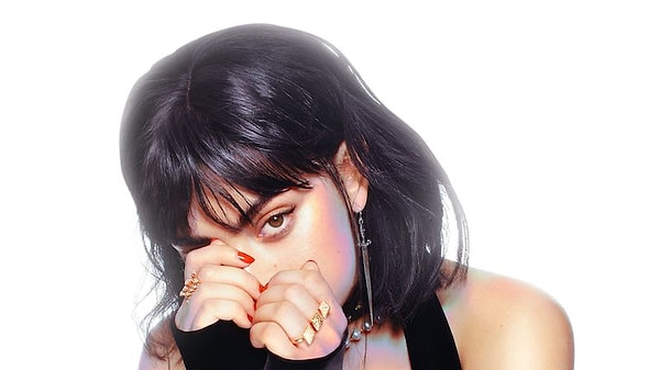 Charli'nin diskografisindeki en ses getiren albümlerin başında geliyor.