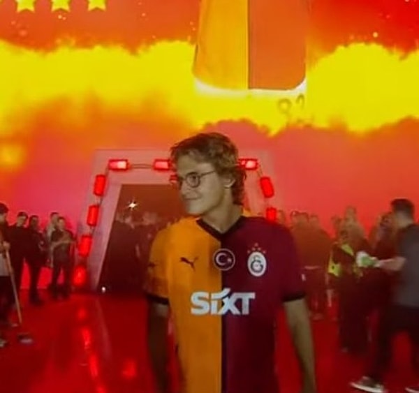Geceye damga vuran olay ise genç oyuncu Efe Akman’ın yuhalanması oldu. Görseli