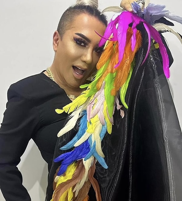 TikTok’ta ilişkiler üzerine verdiği uçuk kaçık tavsiyelerle tanıdığımız, abartılı makyajları, gösterişli kombinleri ve çoğu zaman “görgüsüz” bulunan paylaşımlarıyla sosyal medyanın dilinden düşmeyen Murat Övüç yine gündemde! Görseli