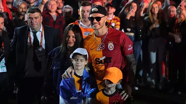 2023 senesinde de şampiyonluğunu kutlayan Galatasaray, o yıllarda da görkemli bir kutlamaya imza atmıştı. Simge Sağın, "Aşkın Olayım"ı Icardi ile birlikte söylemişti. Görseli