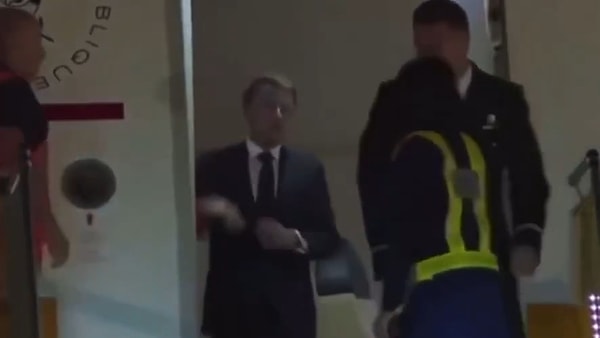 Fransa Cumhurbaşkanı Emmanuel Macron, tüm dünyanın gözü önünde eşi Brigitte tarafından tokatlandı.