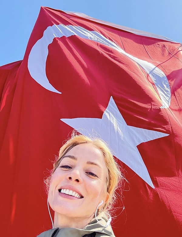 Dizi dünyasının zarif yıldızı Bade İşçil’i mutlaka tanıyorsunuzdur. Görseli