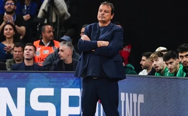 Fenerbahçe ve Olympiakos taraftarını da eleştirdi.
