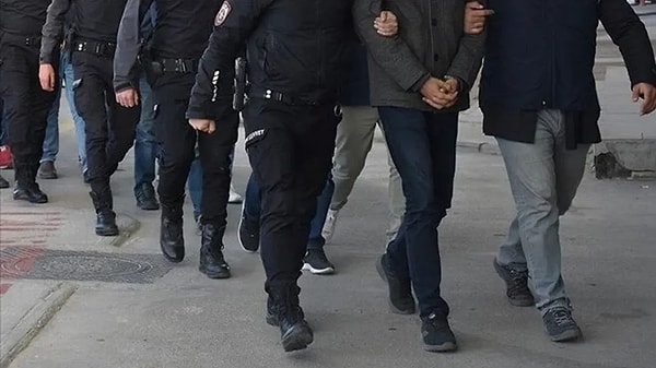 İzmir merkezli İstanbul, Hatay, Gaziantep ve Manisa'da şafak vakti eş zamanlı yapılan operasyonda, 33 şüpheli gözaltına alındı.