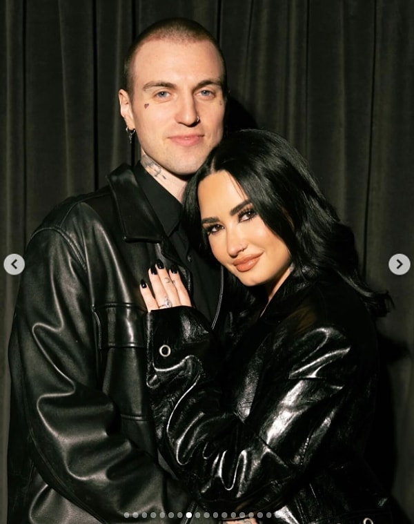 Demi Lovato, 2022 senesinden bu yana Jordan Lucas isimli bir şarkıcıyla aşk yaşıyordu.