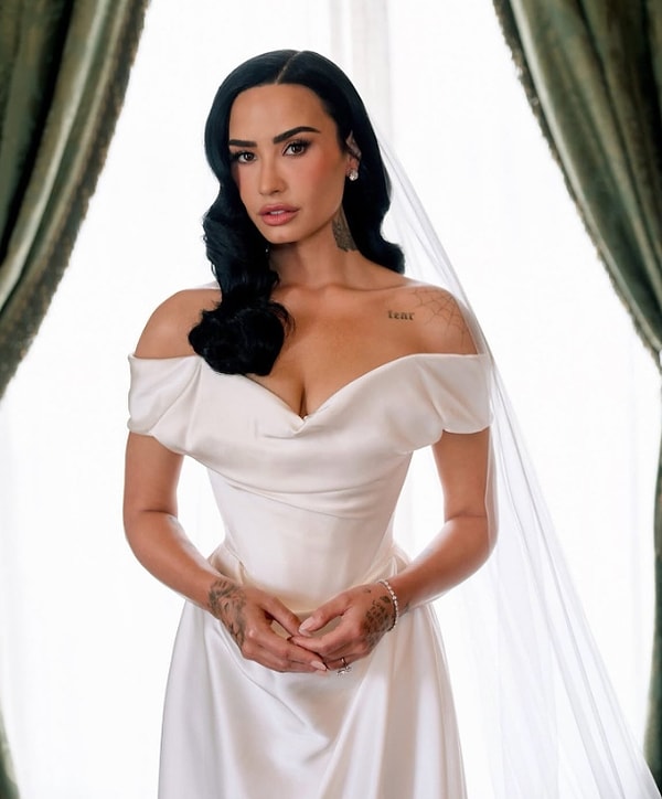 Lovato, bu özel gününde Vivienne Westwood markasına ait özel tasarım bir gelinlik giydi.