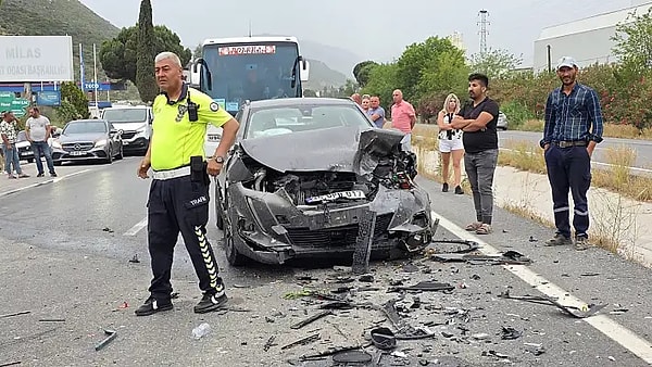 Çarpışmanın şiddetiyle araçlar adeta hurdaya döndü. Görseli