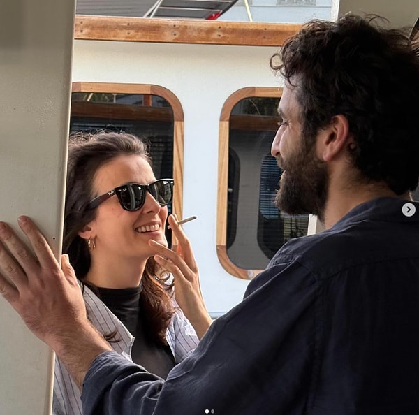 Kendisi oyunculuğunun yanı sıra yeni aşk haberleriyle de gündeme geliyor. Güzel oyuncu, yeni aşkıyla romantik bir poz paylaşmış fakat bu gizemli beyefendinin kim olduğunu söylememişti. Görseli