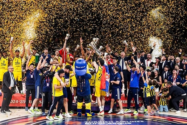 Fenerbahçe'de EuroLeague zaferi kutlanıyor. Görseli