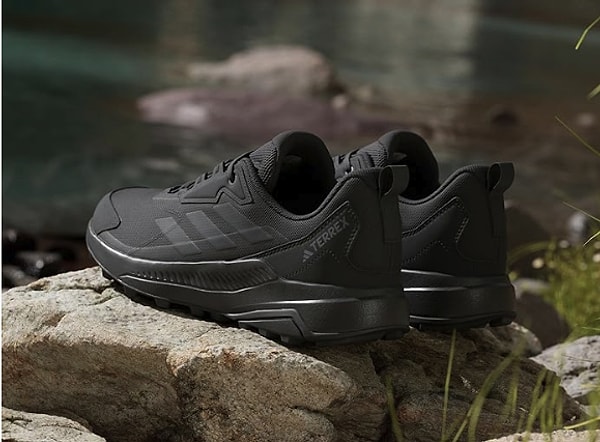 Bu hafif ve gün boyu kullanıma uygun adidas yürüyüş ayakkabısı ile her yeri keşfedebilirsiniz.