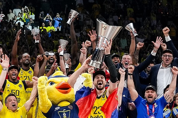 Fenerbahçe'de şampiyonluk sevinci sürüyor. Görseli