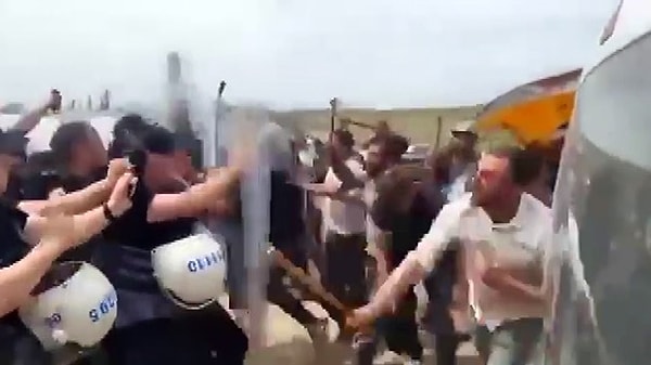 Polise de saldırdılar Görseli