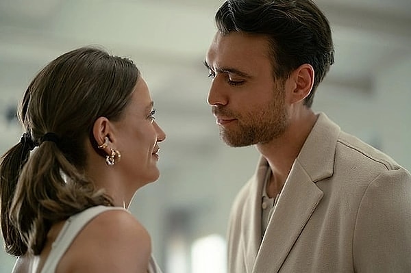 Netflix'in ilk sezonuyla büyük beğeni toplayan dizisi "Kimler Geldi Kimler Geçti" 2. sezonuyla da tüm gözleri üzerine çekti. Görseli