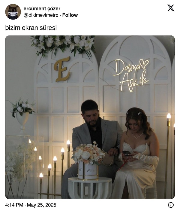 Bakınız, nişanı sırasında bile ekrandan uzak kalamayanlar var. Görseli