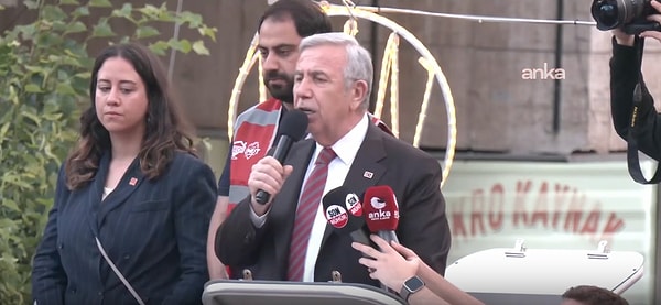 Mansur Yavaş, tutuklanan Ekrem İmamoğlu’na destek için düzenlenen mitinge katıldı. Görseli