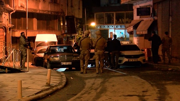 İhbar üzerine olay yerine çok sayıda polis, sağlık ve itfaiye ekibi sevk edildi.