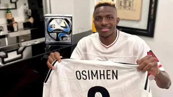 Osimhen'in formasını tanıttılar. Görseli