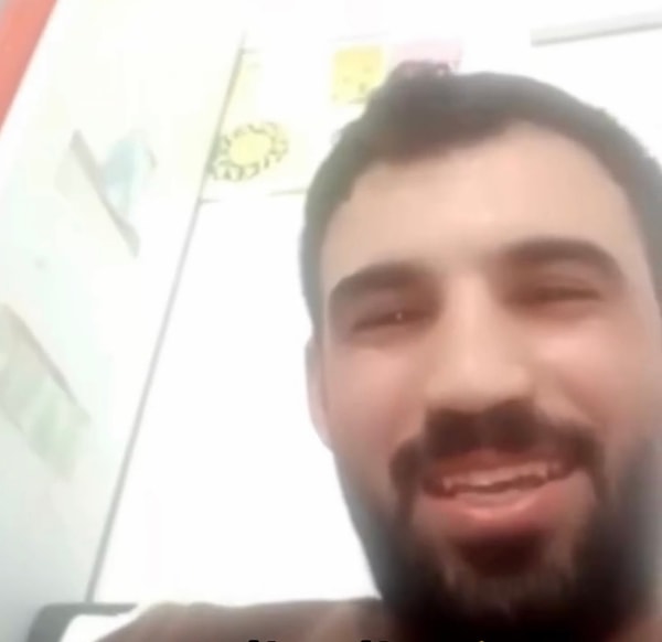 Mustafa adlı gencin şarkısına hep gülsek de altında yatan hikaye kalplere dokundu.
