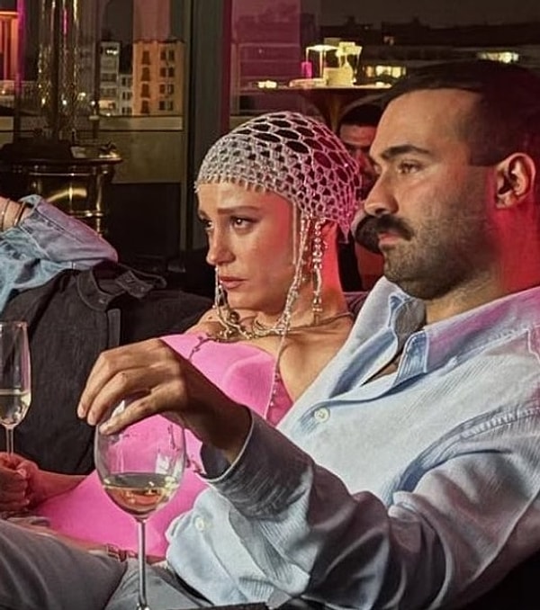 Serenay Sarıkaya, dizinin ikinci sezonunu Mert Demir'le izlerken, sevdiceğinin surat ifadesi dikkat çekmişti, hatırlarsınız.