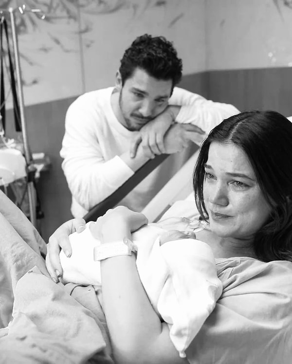 Doğru da çıktı gerçekten! Evlendikleri gün bebeklerinin de yolda olduğunu doğrulayan Kaan Yıldırım ve Pınar Deniz, 1 Nisan'da oğullarına kavuştu. Görseli