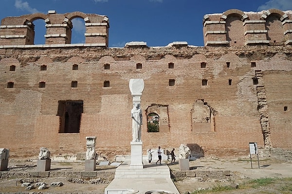 Galenos, having heard of the situation, instructed that the man be taken out of the temple before he died.