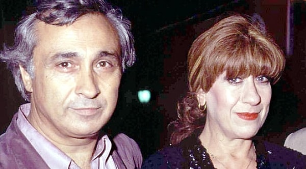 Müjdat Gezen Ayşen Gruda'nın kendisine askerdeyken gönderdiği fotoğrafları da gülerek şöyle anlatmıştı: