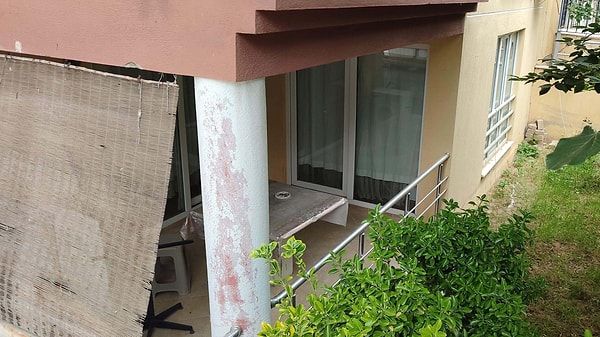 M.A'nın şikayeti üzerine polis ekipleri harekete geçti. Aramalarda; apartlardaki üçlü prizlerin içine gizli kamera yerleştirildiği tespit edildi.