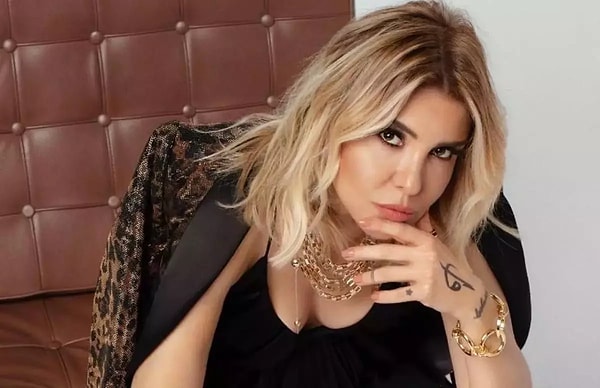 Ünlü şarkıcı Gülben Ergen bir süredir gündeme sanatıyla değil, borsa hakkında yaptığı açıklamalarla geliyor. Görseli