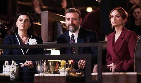 Star TV'nin sezonun en başarılı yapımlarından biri olan dizisi Kral Kaybederse, gelecek sezonda da ekranda olacak. Görseli