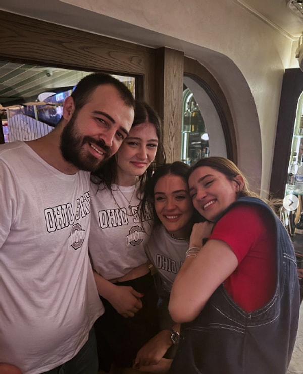 “Biz hep seninleyiz; her kalp atışında, her sessiz anda, sevgiyle yanında.” Görseli