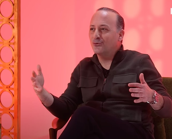 Tolga Çevik’in yıllardır en çok sevilen formatlarından biri olan “Arkadaşım Hoşgeldin” ve devamı niteliğindeki “Tolgshow”, aslında onun doğaçlamadaki ustalığını ortaya seren bir mizah efsanesine dönüştü. Görseli