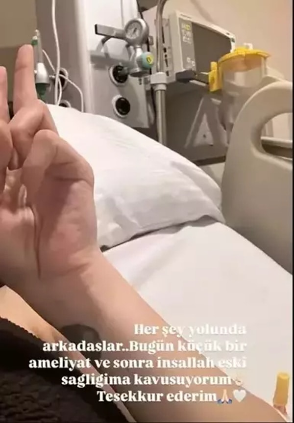 Ancak geçtiğimiz günlerde Devrim Özkan'dan sevenlerini korkutan bir haber geldi. Böbrek taşı nedeniyle acil ameliyat olmak zorunda kalan Özkan, hastaneden yaptığı paylaşımla sevenlerini bilgilendirdi. Görseli