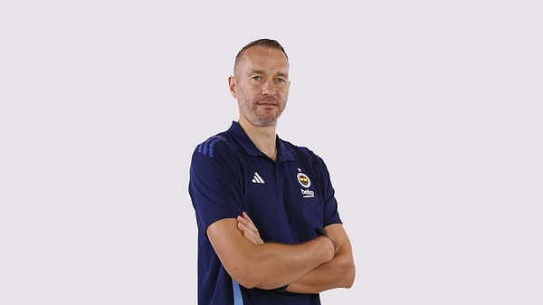 Fenerbahçe Beko'da başantrenör Saras'ın yardımcısı Tomas Masiulis, Euroleague kupasıyla çıplak poz verdi Görseli