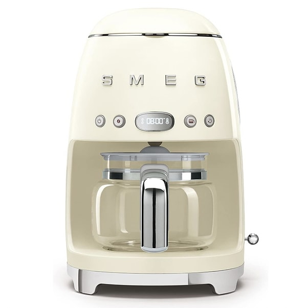 1. Amazon’da bugün indirimde olan Smeg DCF02CREU Filtre Kahve Makinesi ile sabah kahvelerinizi retro şıklıkla taçlandırın!