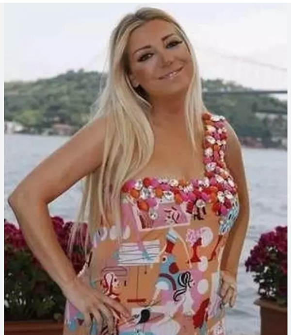 Bir dönem podyumların arkasında kalan isim, televizyon ekranlarında jüri koltuklarında oturmaya başlayınca, moda kadar magazinin de bir parçası oldu. Görseli