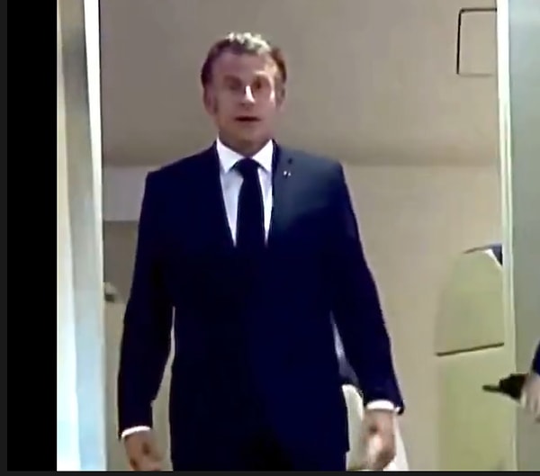 Şaşırdı, sakin olmaya çalıştı, tüm dünyayı selamladı.