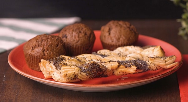 Airfryer'da Kabaklı Kakaolu Kek ve Haşhaşlı Milföy Çubuk Nasıl Yapılır?