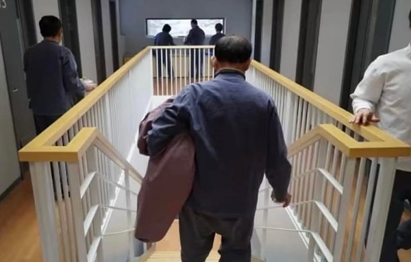 Hapishane hücresine benzeyen bu merkezde kimseyle konuşmadan, sadece düşünebildiğiniz ve meditasyon yapabildiğiniz saatler geçiyor.