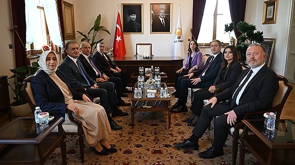 DEM Parti Eş Genel Başkanları Tülay Hatimoğulları ve Tuncer Bakırhan ile Grup Başkanvekilleri Gülistan Kılıç Koçyiğit ve Sezai Temelli’den oluşan heyet, AKP grubunu ziyaret etti. Görüşme saat 16.40’da Meclis’te başladı.
