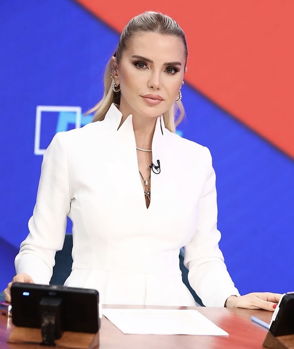TV8 ekranlarında yayınlanan Gel Konuşalım programında Nur Tuğba Namlı ile sunucu koltuğunda oturan Ece Erken, geçtiğimiz saatlerde eski defterleri açmaya karar verdi. Görseli